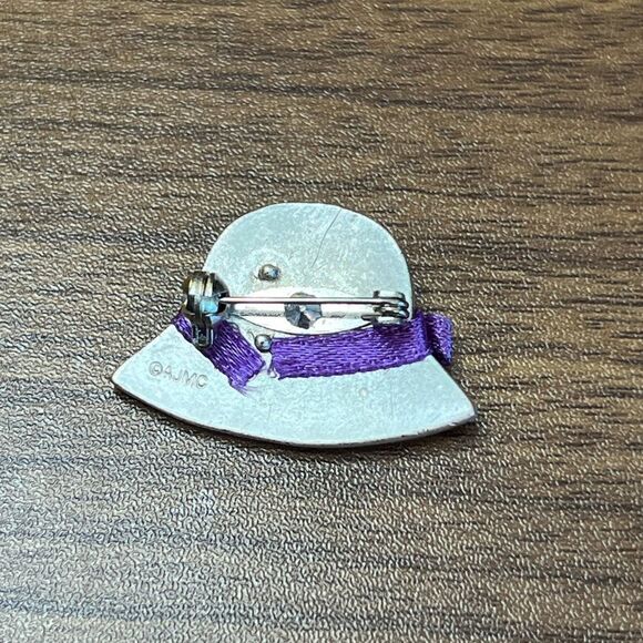 Small Minimalist Red Hatters Club Pin / Brooch - Picture 2 of 2